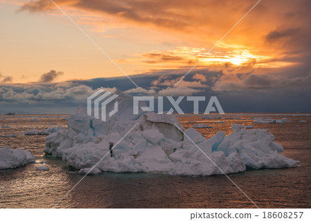 Iceberg at sunset, Disko bay, Greenland Iceberg at sunset, Disko bay, Greenland 18608257