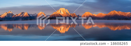 Grand Teton mountain  range, Jackson Lake 18608265