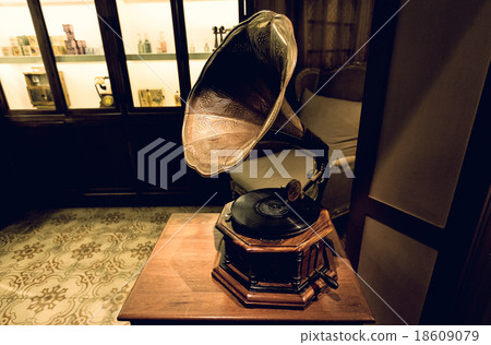 Retro gramophone Retro gramophone 18609079
