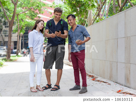 Asian couple help tourist cell smart phone 18610313