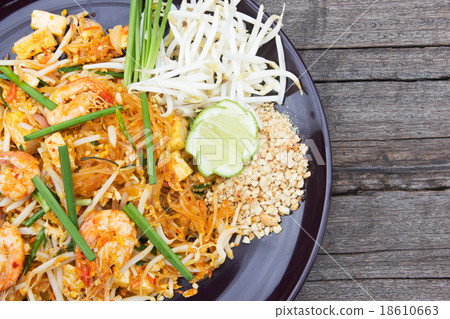 Fried noodle Thai style with prawns. 18610663