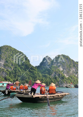 Halong Bay Cruise 18611355