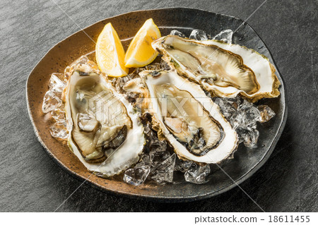 新鮮的牡蠣和檸檬生牡蠣 新鮮的牡蠣和檸檬生牡蠣 18611455