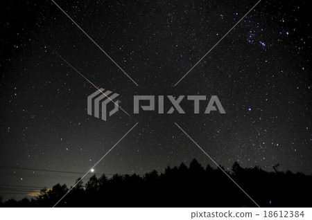 一個巨大的流星和金星在冬天的星座和黃道帶光 一個巨大的流星和金星在冬天的星座和黃道帶光 18612384