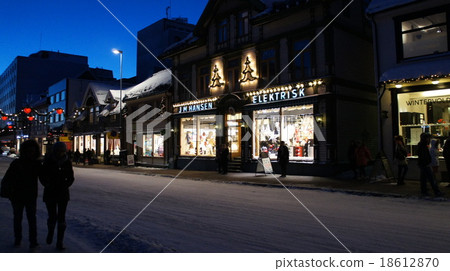 挪威特羅姆瑟市白夜北極雪雪凍結12月 挪威特羅姆瑟市白夜北極雪雪凍結12月 18612870