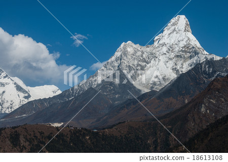 Mt.Ama Dablam on route to Everest base camp, Nepal Mt.Ama Dablam on route to Everest base camp, Nepal 18613108