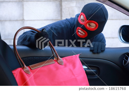 一名男子（汽車犯罪小偷犯罪罪犯非法罪犯小人盜竊眼睛帽子偽裝疑似案件罪犯） 18615768