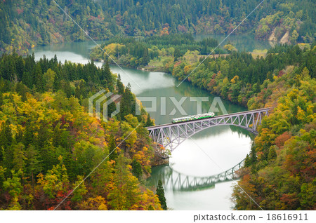 在Todami線的地方交通橫渡在秋葉的Tadami河第一橋樑 18616911