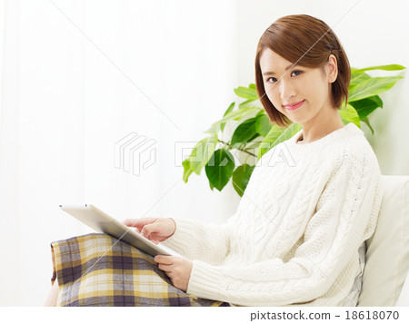 Female camera view using tablet in room Female camera view using tablet in room 18618070