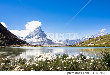 Matterhorn reflecting in the lake, Switzerland Matterhorn reflecting in the lake, Switzerland 18619615