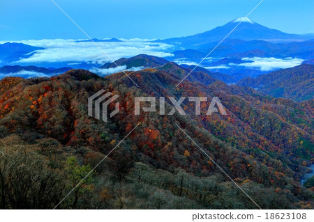 From Mt. Tanzawa · Tonodake, Mt. Fuji at the dawn and Nabba mountain ridge 18623108