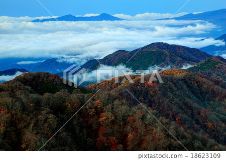 Tanzawa · Nabe mountain ridge at dawn and Mount Aitaka floating in the sea of clouds 18623109
