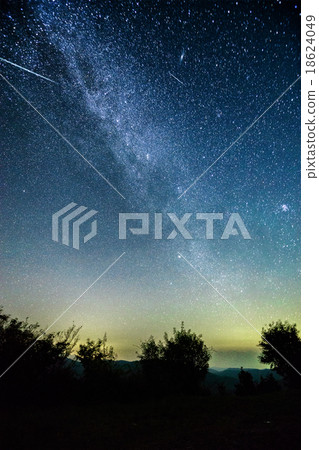 October Dream Meteor Shower - Stock Photo [18624049] - PIXTA