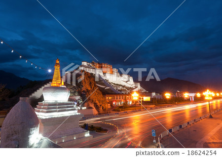 Potala palace at dusk, Lhasa 18624254