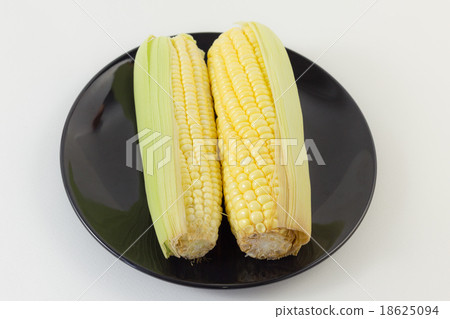 Grains of ripe corn in black dish Grains of ripe corn in black dish 18625094
