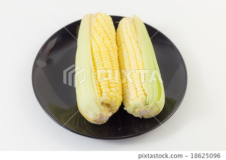Grains of ripe corn in black dish Grains of ripe corn in black dish 18625096