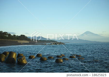 Shizuoka Miho no Matsubara, early morning Mt. Fuji 18625823