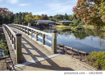 Swan garden Autumn foliage pond and bridge and tea room Swan garden Autumn foliage pond and bridge and tea room 18628690