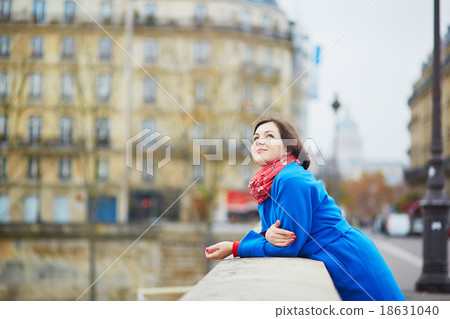 Beautiful tourist in Paris on a fall day Beautiful tourist in Paris on a fall day 18631040