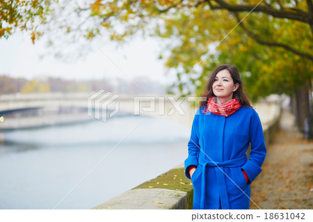 Beautiful tourist in Paris on a fall day 18631042