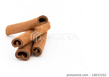 Cinnamon sticks 18633202