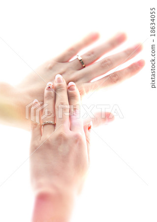 在婚姻期間夫妻誓言的愛情和忠誠夫妻誰發誓愛和忠誠 18634055