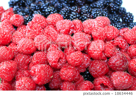 blackberries and raspberry 18634446