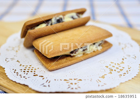 Raisin sandwich 18635951