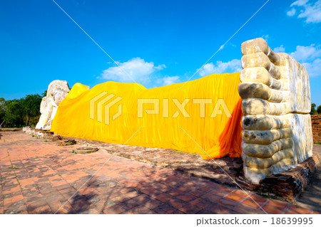 Sleeping buddha from Ayutthaya temple in Thailand 18639995