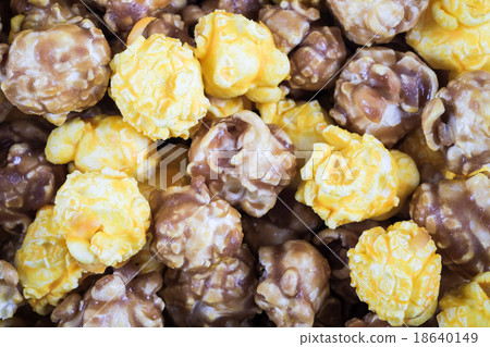 Mixed caramel and cheese popcorn, close up 18640149