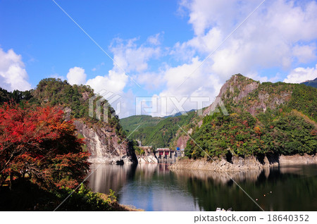 Autumn leaves of Hyuga Kami Dam Autumn leaves of Hyuga Kami Dam 18640352