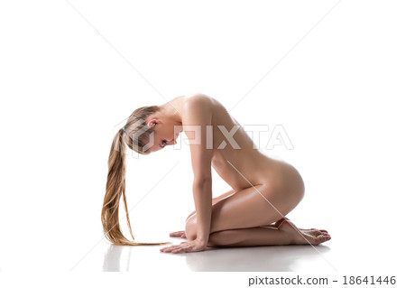Nude pretty woman posing with her head bowed 18641446