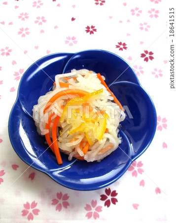 We are having New Year's cooking. 18641515