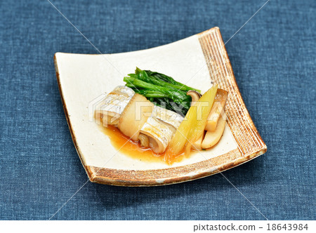 Cooked Japanese food, boiled fish of Taiwanese fish, simmered eringi and long leek and boiled spinach. 18643984