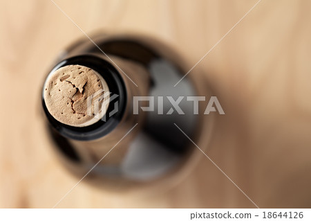 Bottle of wine Top view Bottle of wine Top view 18644126