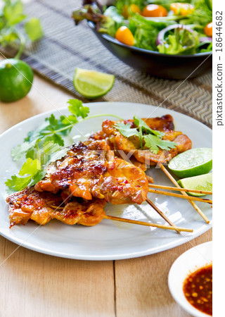 Grilled chicken with chili sauce 18644682