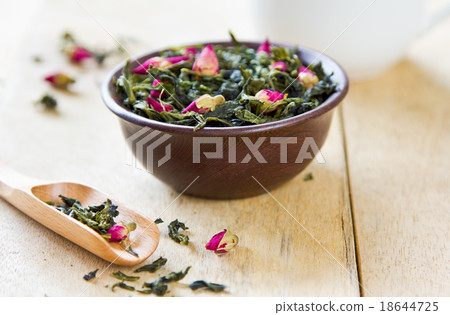 Green tea leaves with rose buds 18644725