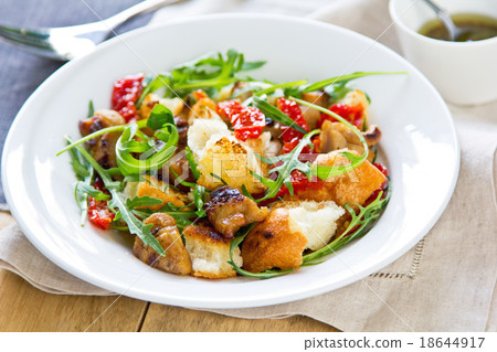 Chicken with sundried tomato and rocket salad Chicken with sundried tomato and rocket salad 18644917