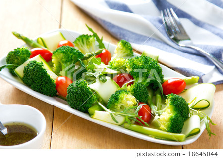 圖庫照片: broccoli with asparagus and zucchini salad