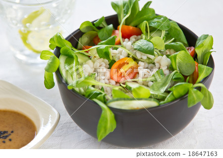 Beef lettuce with Job's tear salad 18647163