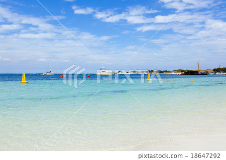 海灘在羅特尼島，澳大利亞 18647292