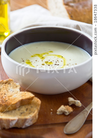 Cauliflower soup 18647338