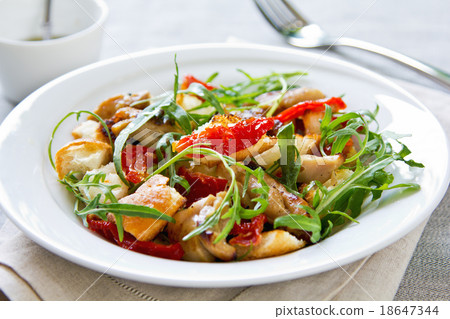 Chicken with sundried tomato and rocket salad 18647344