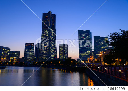 橫濱港未來的夜景 18650399