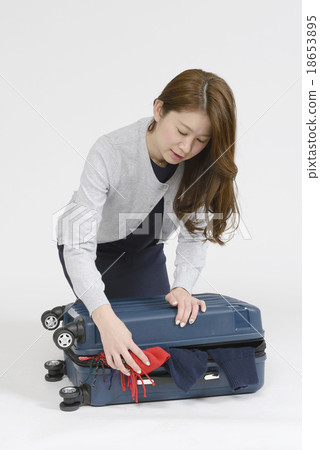 包裝行李的婦女喜歡在手提箱的一座山 18653895