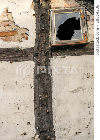 Old frame house 18654236