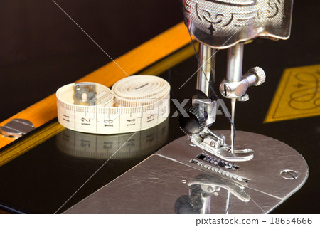 Old black sewing machine 18654666