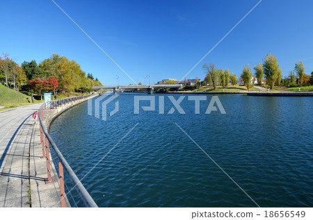 Fujiwa canal ring water park shining in the autumn sunlight Fujiwa canal ring water park shining in the autumn sunlight 18656549