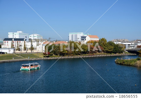 Fujiwa canal ring water park shining in the autumn sunlight 18656555