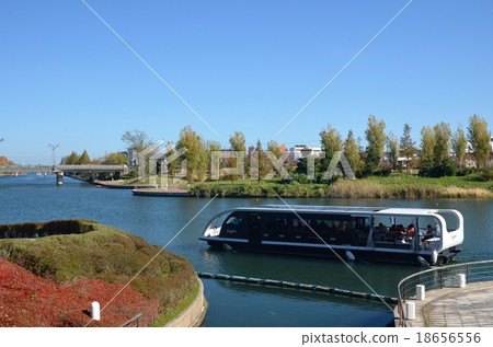 Fujiwa canal ring water park shining in the autumn sunlight Fujiwa canal ring water park shining in the autumn sunlight 18656556